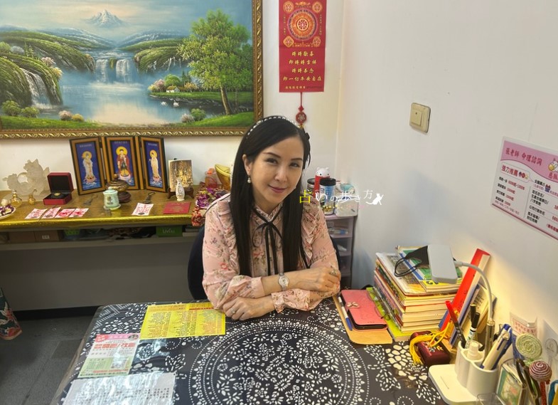 台湾台北の龍山寺占い街で当たる占い店 慈狐堂(ツウフウタン)の占い師 張誉馨(チャンユウシン)先生