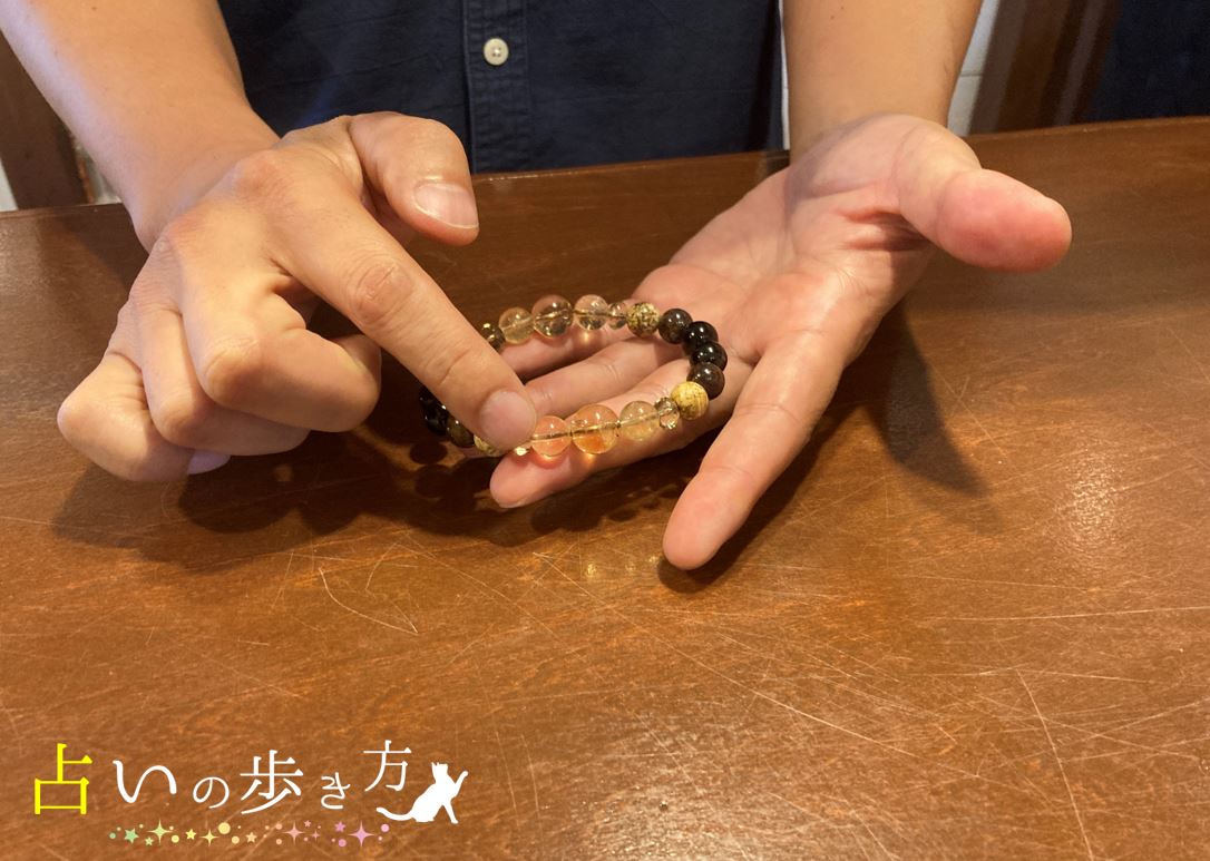 沖縄占いチュチュのパワーストーンの説明をしている時の様子画像