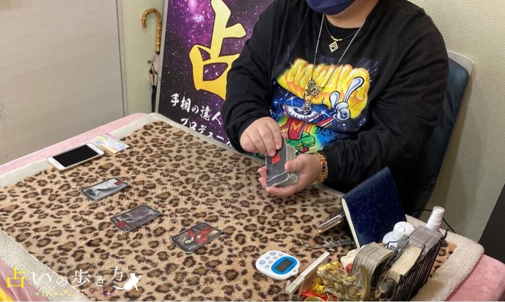 横浜中華街 占い師シュウ先生のイーチンタロット占い体験中の画像