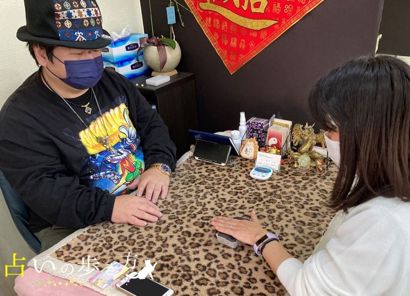 横浜中華街 占い師シュウ先生のイーチンタロット占い体験中の画像