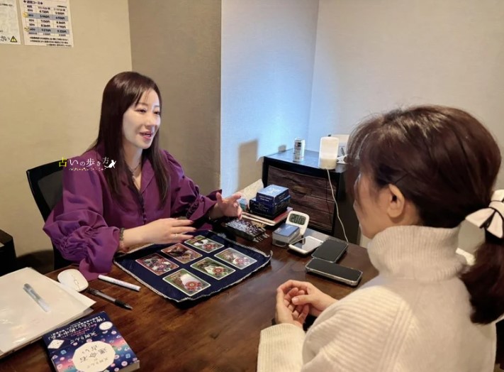 電話占いウィル・占いの館ウィルの占い師 天河りんご(あまかわりんご)先生の占い体験と取材の様子