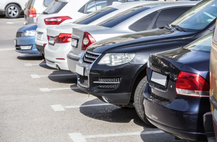 エンジェルナンバーが車のナンバーを通じて気づきを示すサインのイメージ