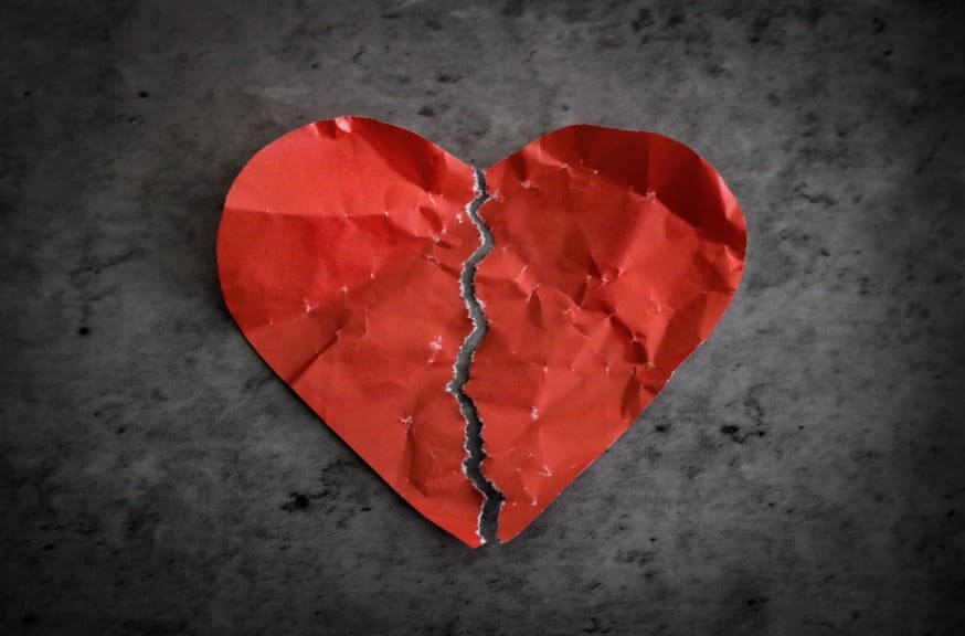 エンジェルナンバーが別れや関係性の変化を通じて気づきを示すサインのイメージ