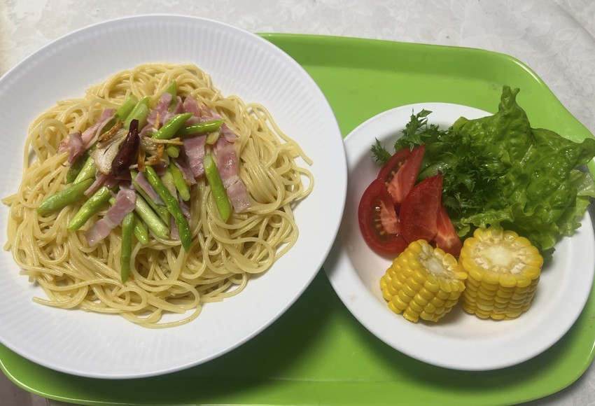 RisingGroup合同会社の取り組み・新鮮な国産野菜を使ったアスパラガスのパスタとサラダ