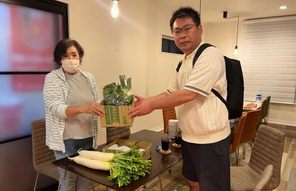 さいたま市の子ども食堂「だがしカフェ夢はうす」でRisingGroup合同会社が地元農家の新鮮野菜を寄付している様子