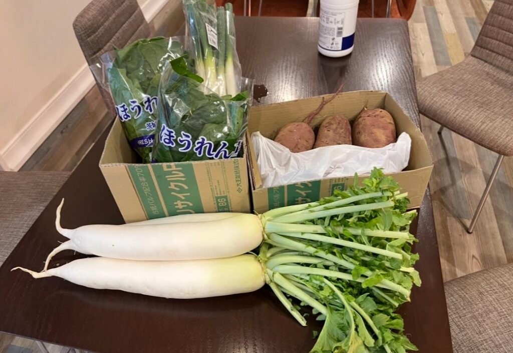 さいたま市の子ども食堂「だがしカフェ夢はうす」にRisingGroup合同会社が寄付した地元農家の新鮮野菜