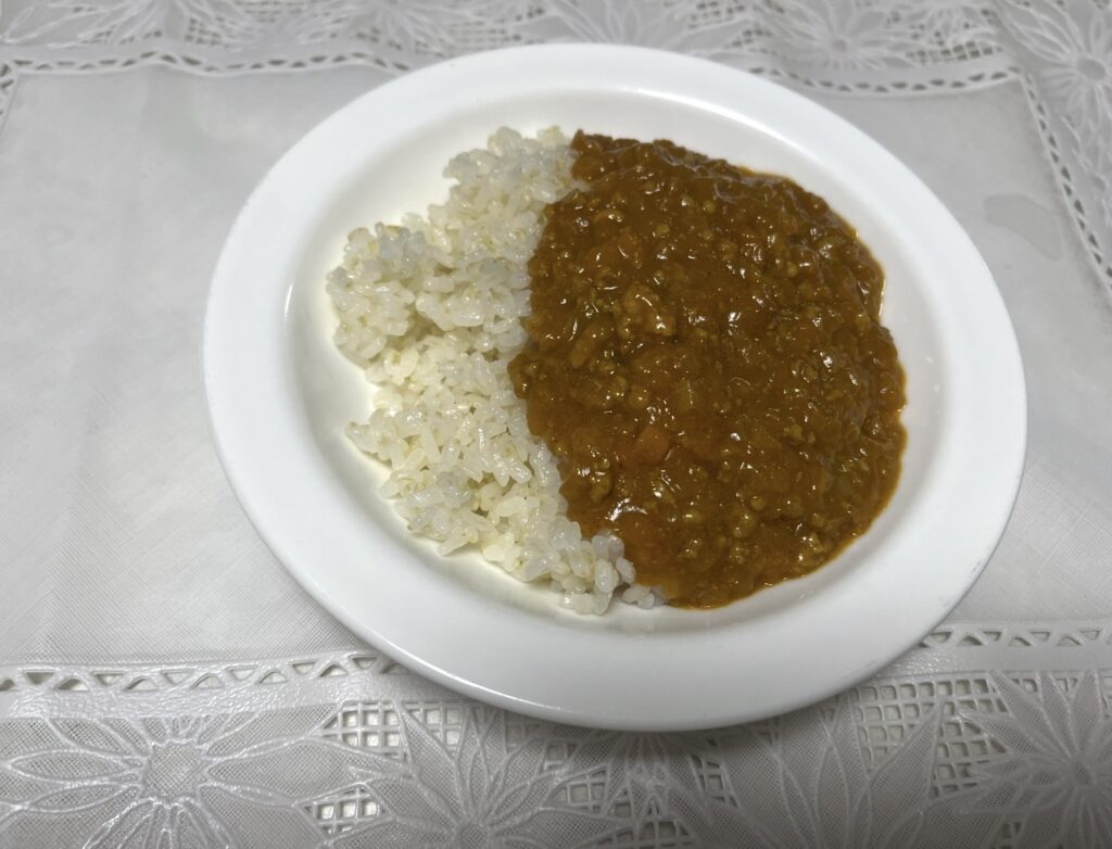 未利用となりやすいにんじんを活用して社内で調理したカレー