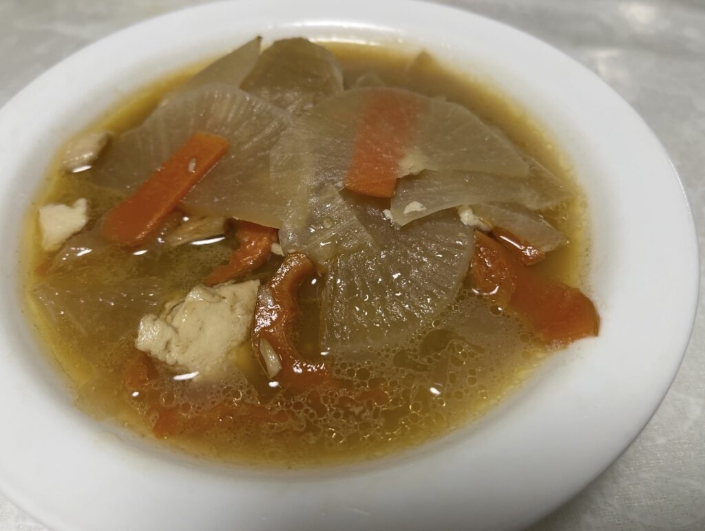 未利用となりやすいにんじんを活用して社内で調理した、宇部市の郷土料理「けんちょう」