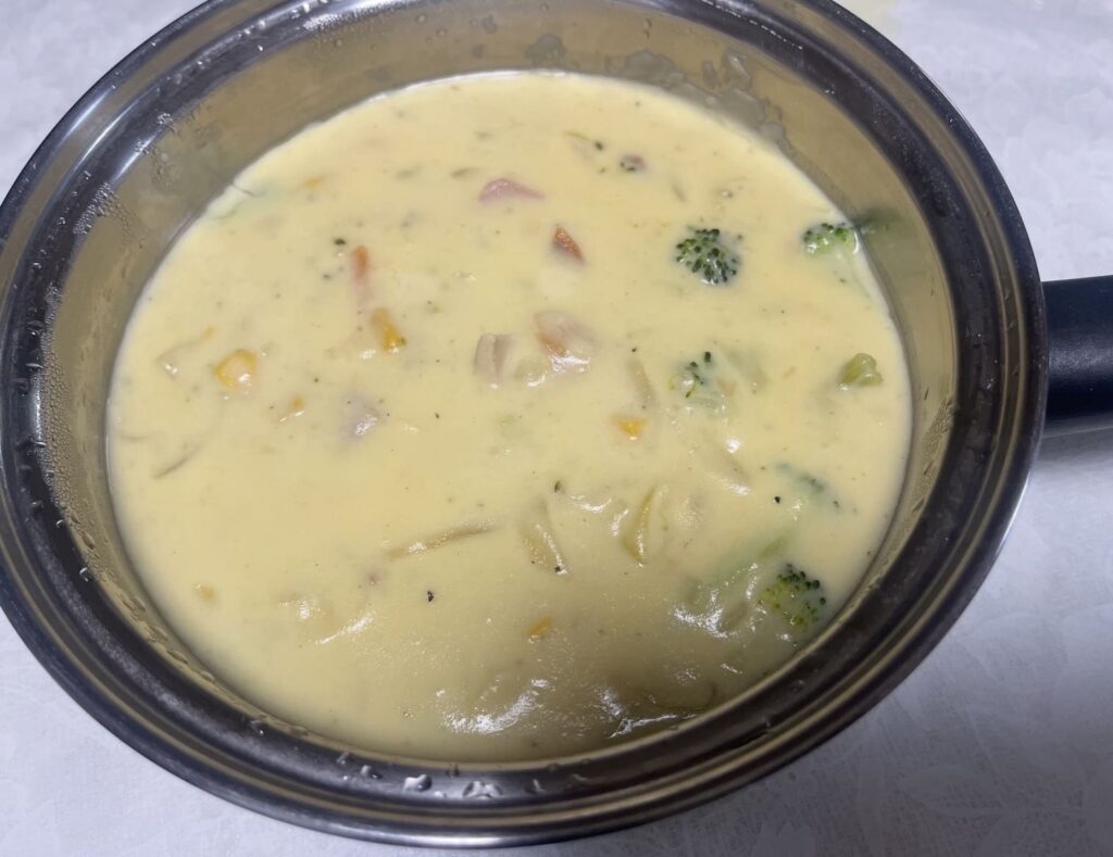 未利用となりやすいにんじんを活用して社内で調理したシチュー