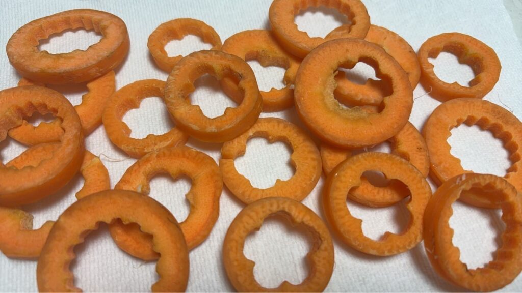 調理工程で型取り後に残った未利用のにんじんを食品ロス削減の一環として活用した様子