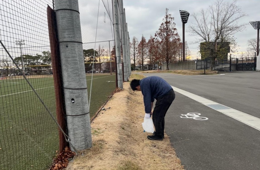 恩田スポーツパーク（恩田運動公園）園内および周辺で実施したごみ拾い活動の様子