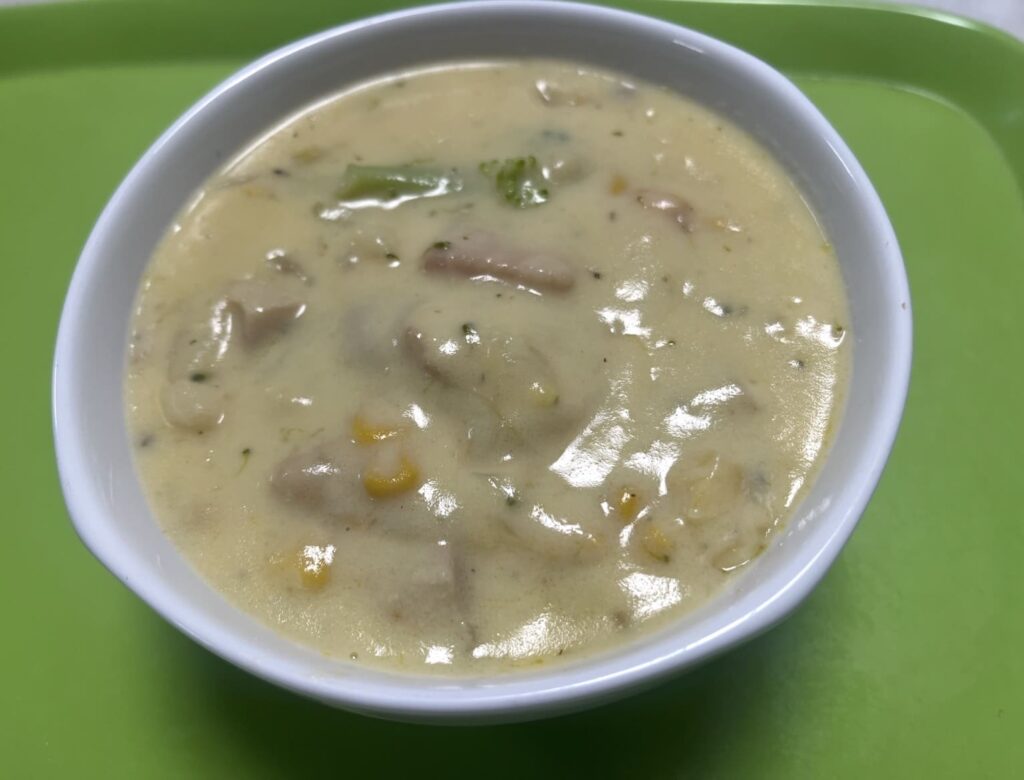 牛乳・乳製品健康促進デーの取組として社員に無償配布した山口県産牛乳で作ったシチュー